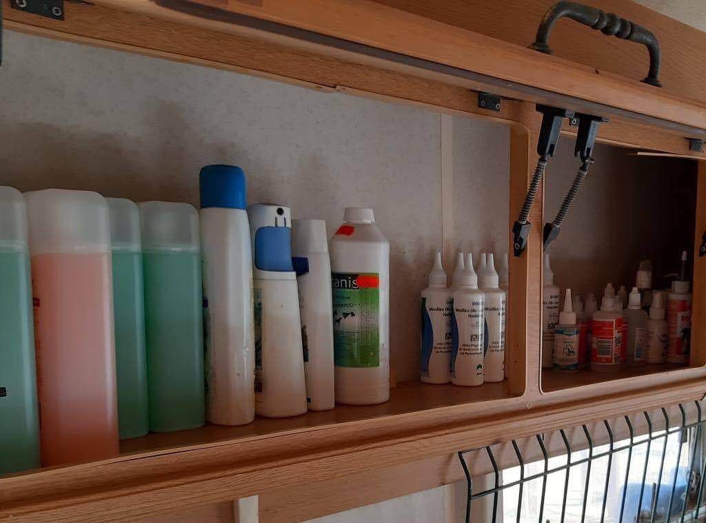 Medizinisches Zubehör für Hunde in einem geöffneten Schrank