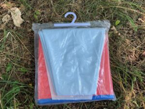Hundepool von Fuloon in rot in einer Plastiktüte zusammen gefaltet verpackt, zu sehen die graue Unterseite