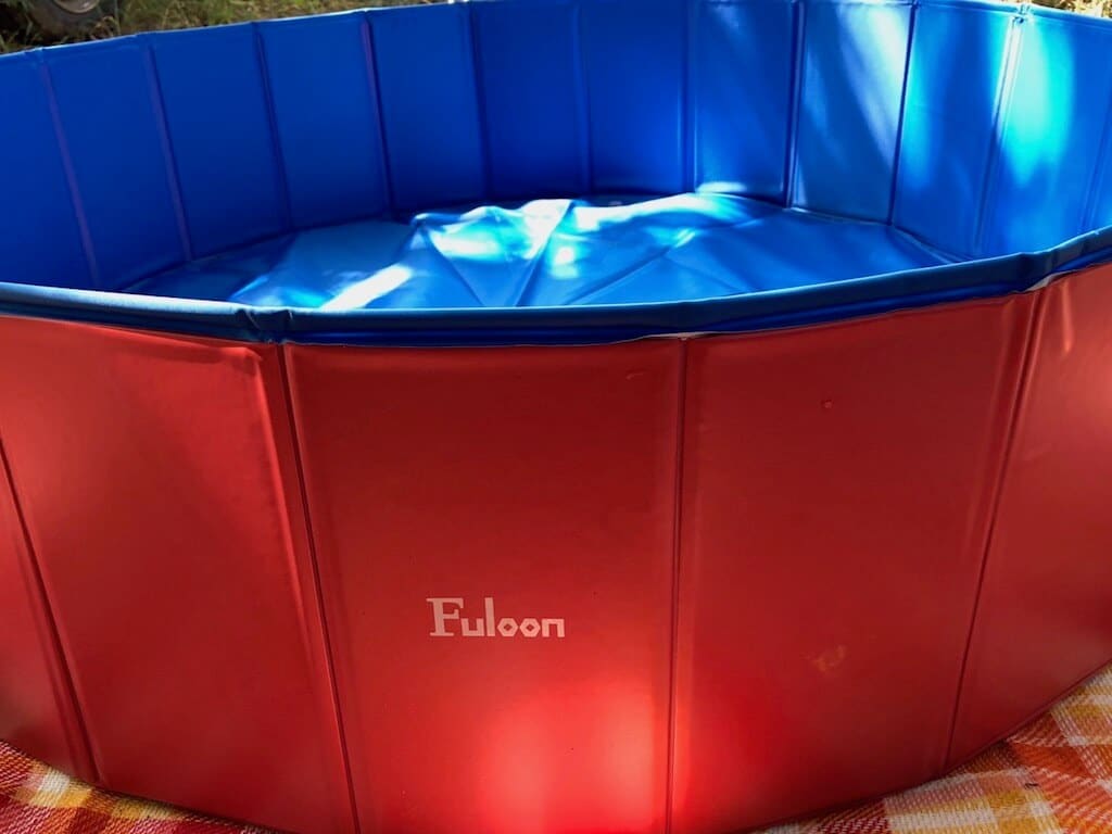 Hundepool außen rot mit Schriftzug "Fuloon" innen blau ungefüllt