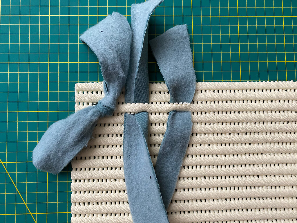 Gummimatte mit Schnitten und Stoffstreifen