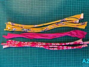 12 Stoffstreifen in verschiedenen Farben