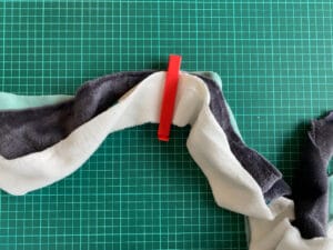 Stoffstreifen werden mit einer Klammer zusammengehalten